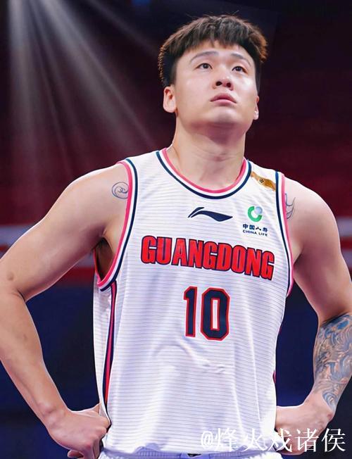 赵睿上半场9分钟贡献8分,投篮5中3,另有1篮板1助攻1抢断 赵睿上半场9分钟贡献8分,投篮5中3,另有1篮板1助攻1抢断